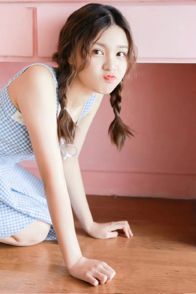 麻花辫美少女白丝美腿私房写真