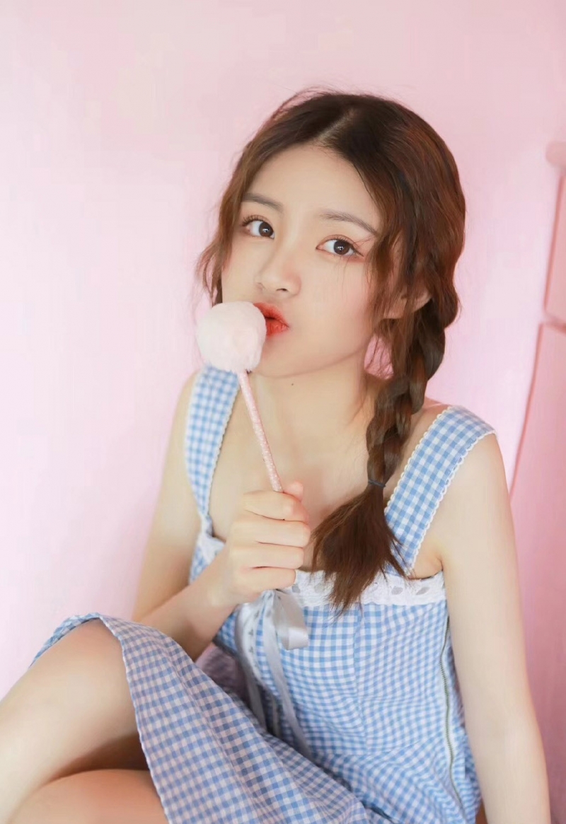 麻花辫美少女白丝美腿私房写真