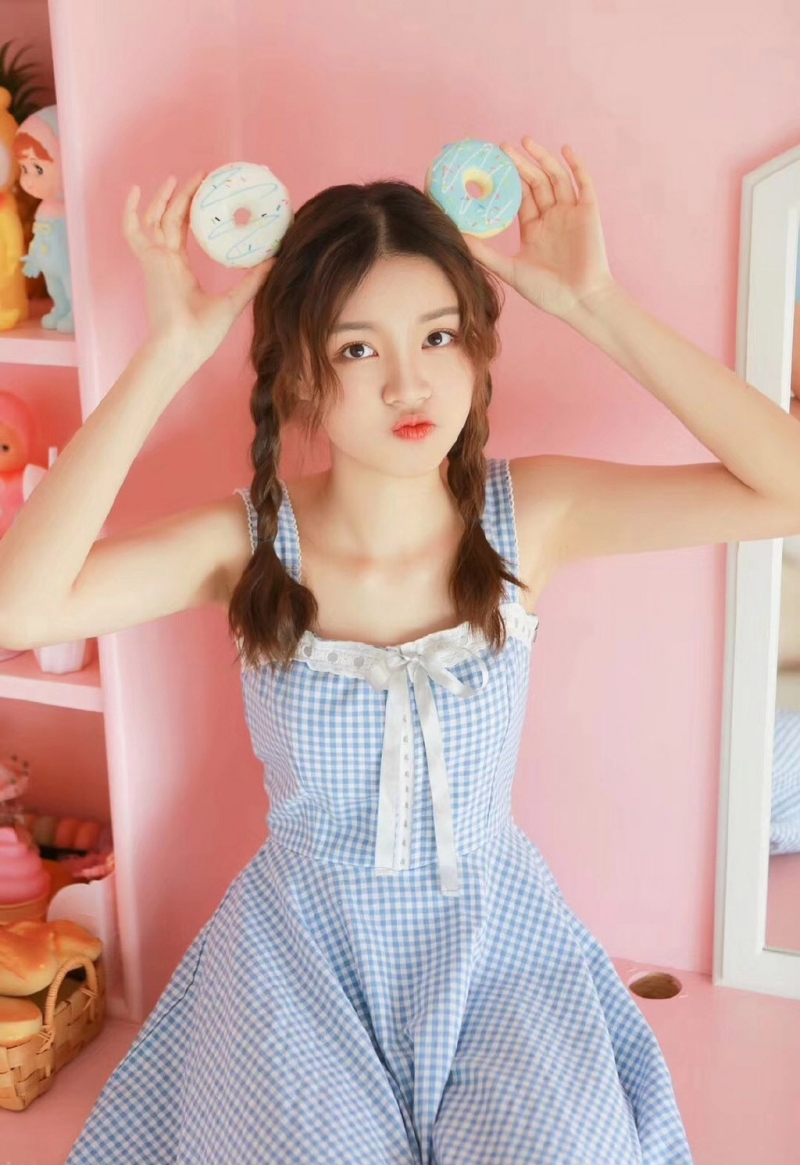 麻花辫美少女白丝美腿私房写真