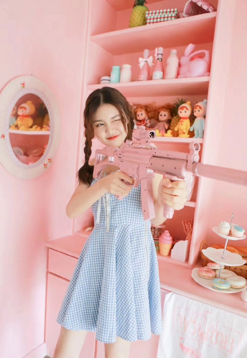 麻花辫美少女白丝美腿私房写真