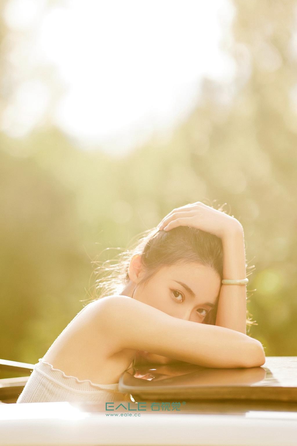 青春靓丽美女车模香肩美腿写真