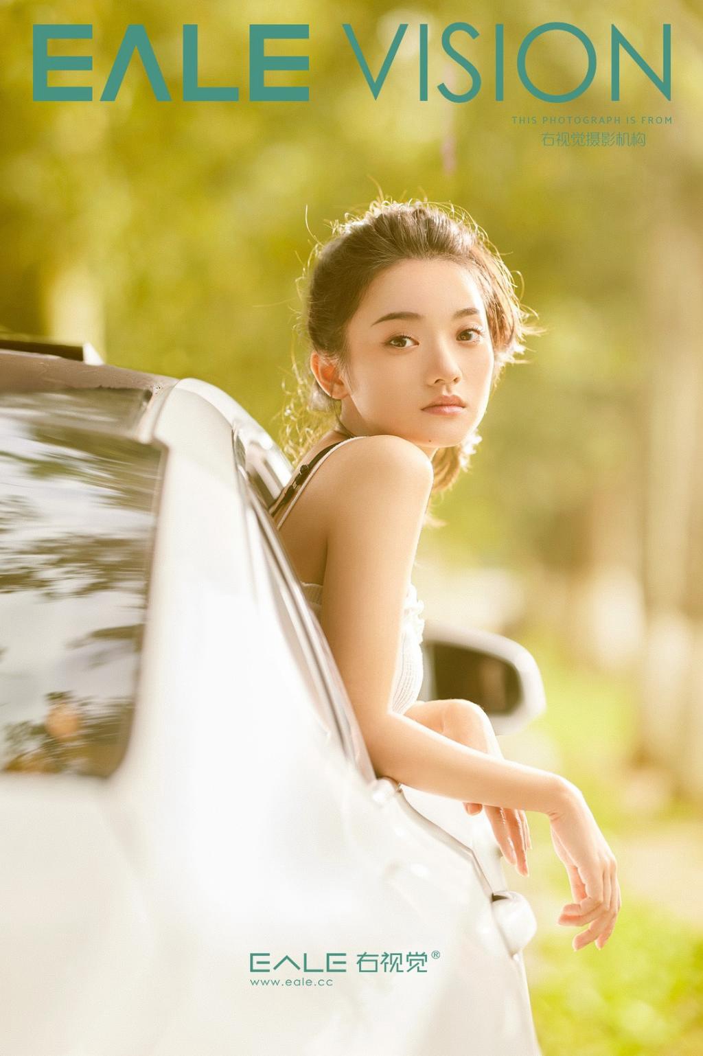 青春靓丽美女车模香肩美腿写真