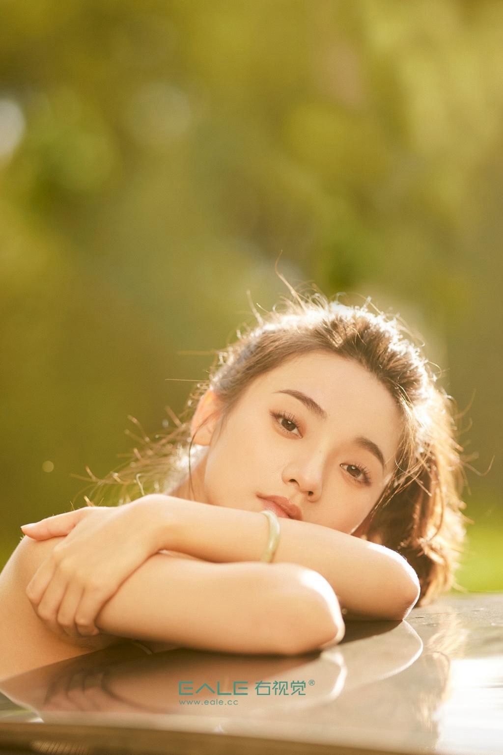 青春靓丽美女车模香肩美腿写真