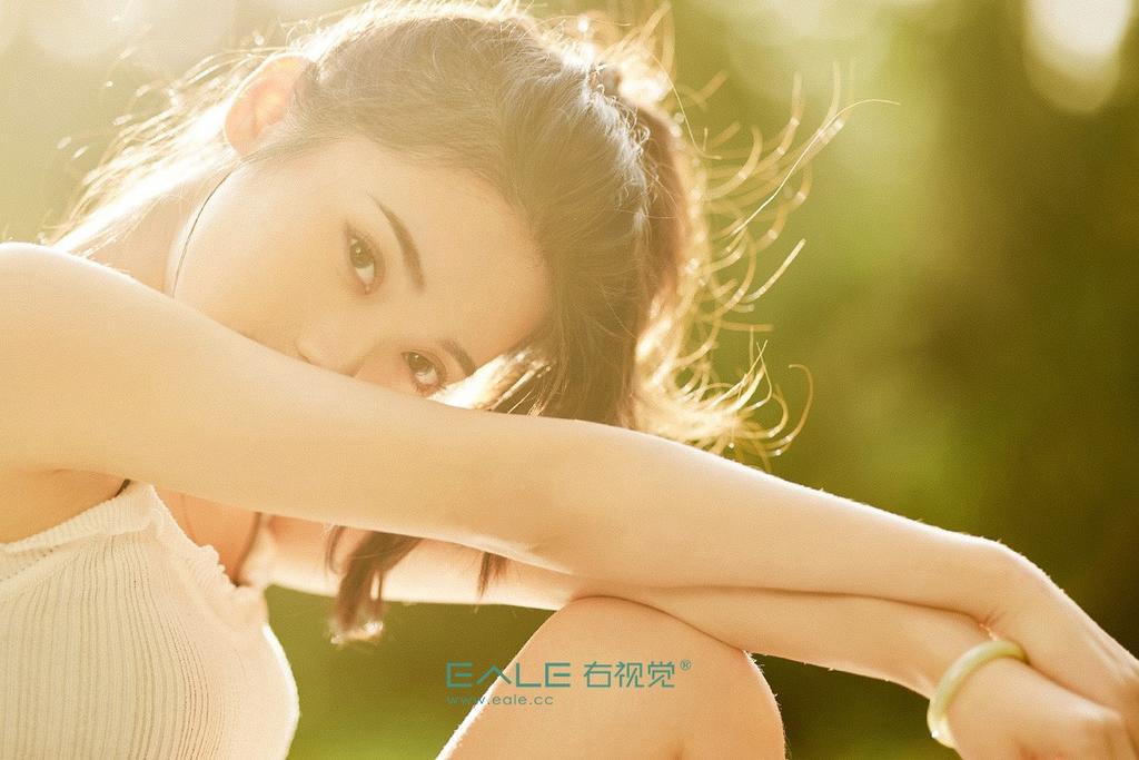 青春靓丽美女车模香肩美腿写真