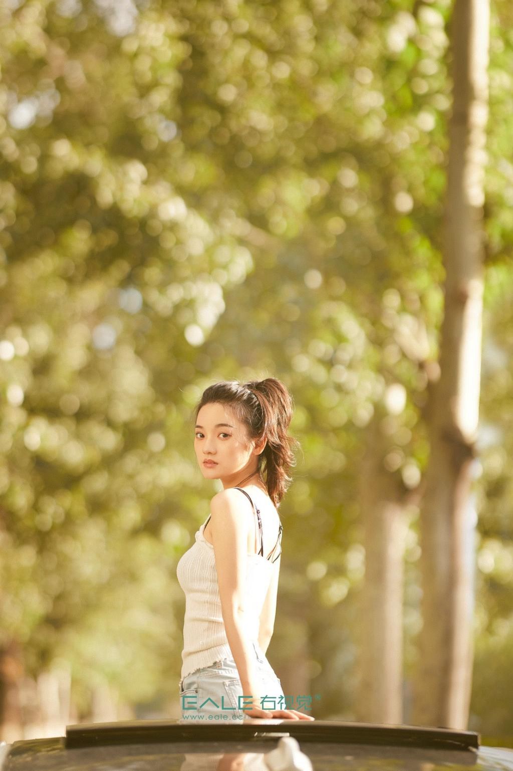 青春靓丽美女车模香肩美腿写真