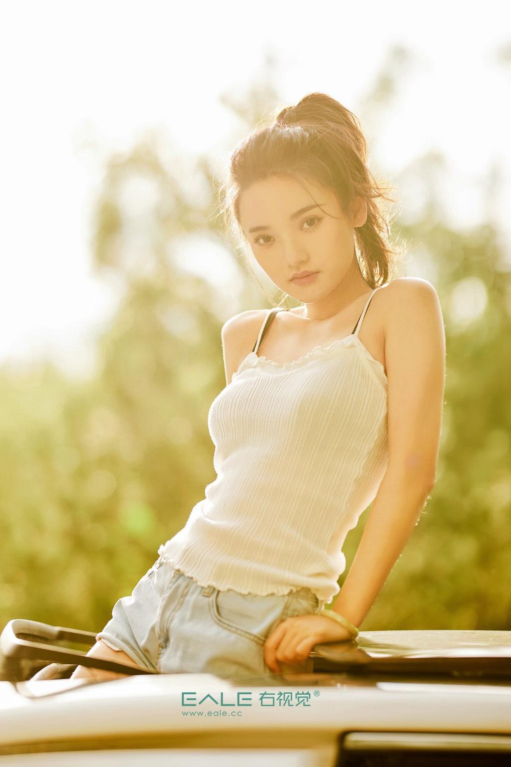 青春靓丽美女车模香肩美腿写真