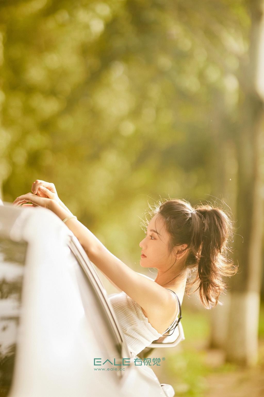 青春靓丽美女车模香肩美腿写真