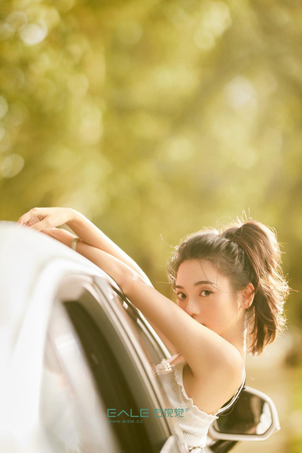 青春靓丽美女车模香肩美腿写真