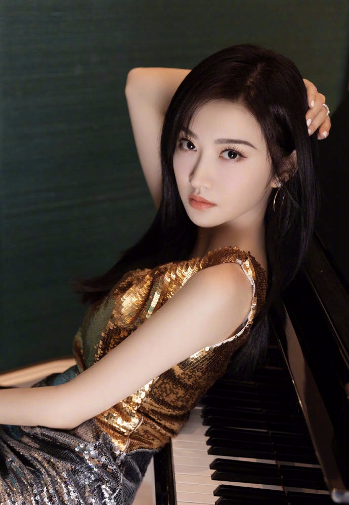 景甜鎏金亮片长裙高贵迷人写真