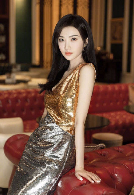 景甜鎏金亮片长裙高贵迷人写真