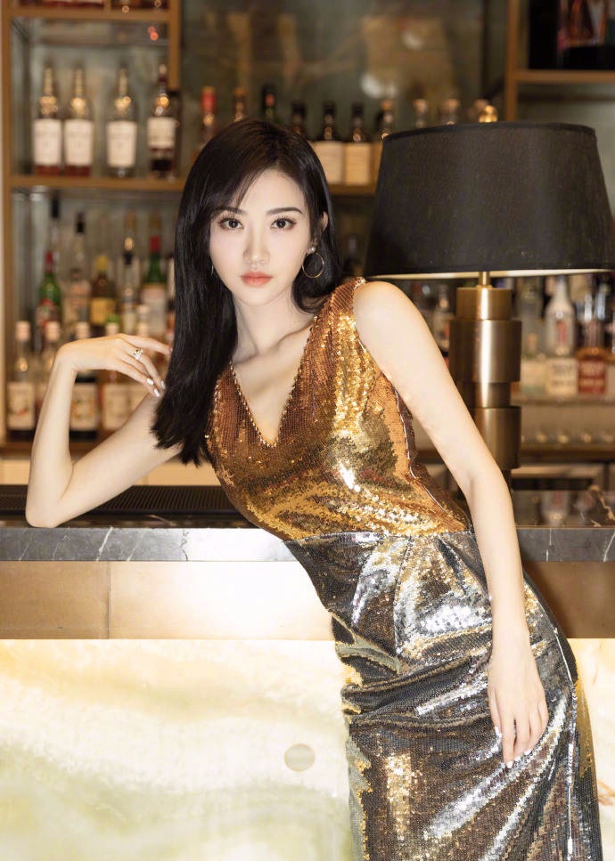 景甜鎏金亮片长裙高贵迷人写真