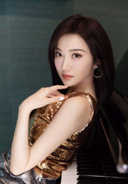 景甜鎏金亮片长裙高贵迷人写真