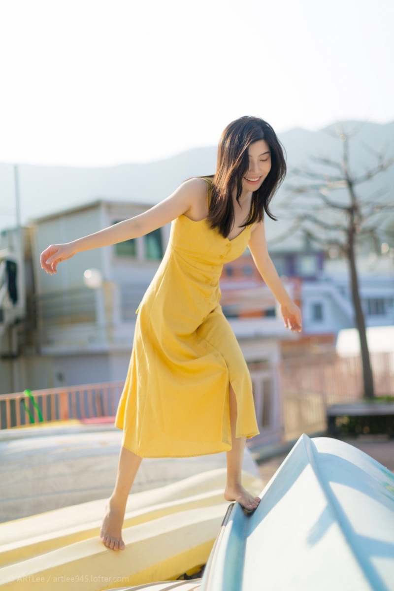 长发美眉吊带长裙白嫩肌肤写真