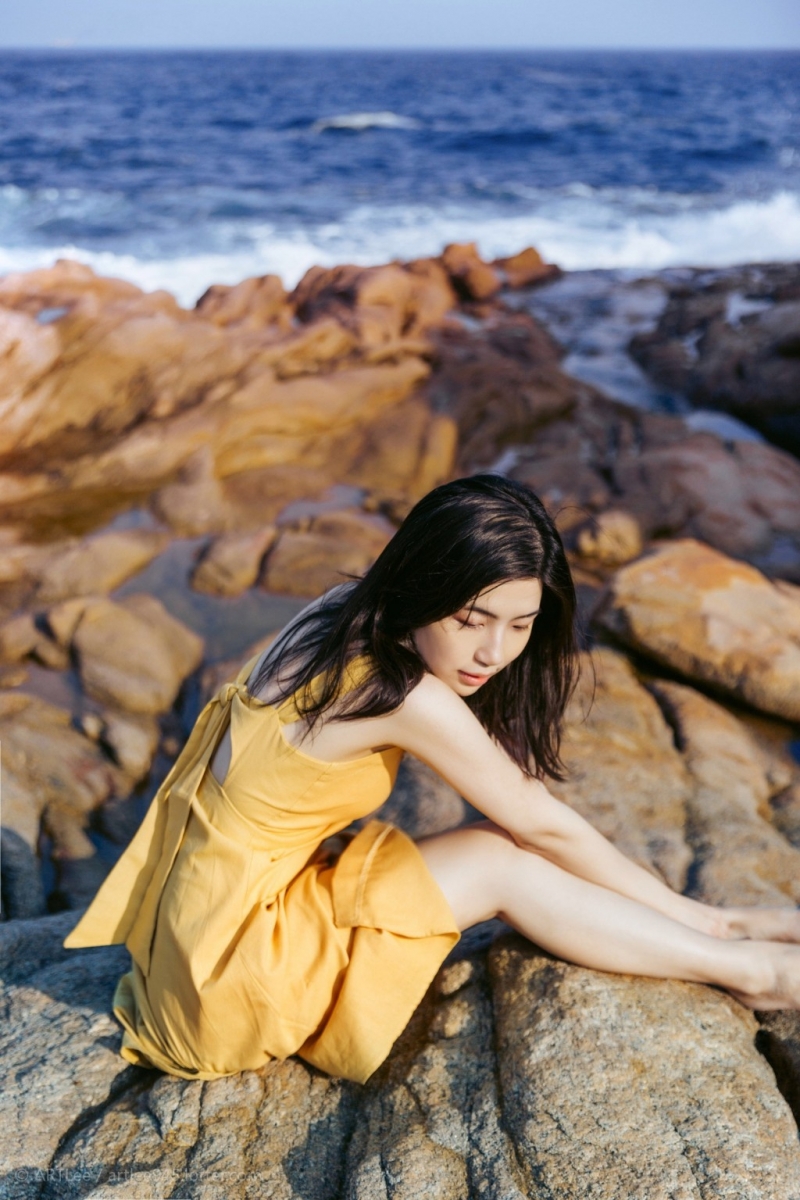 长发美眉吊带长裙白嫩肌肤写真