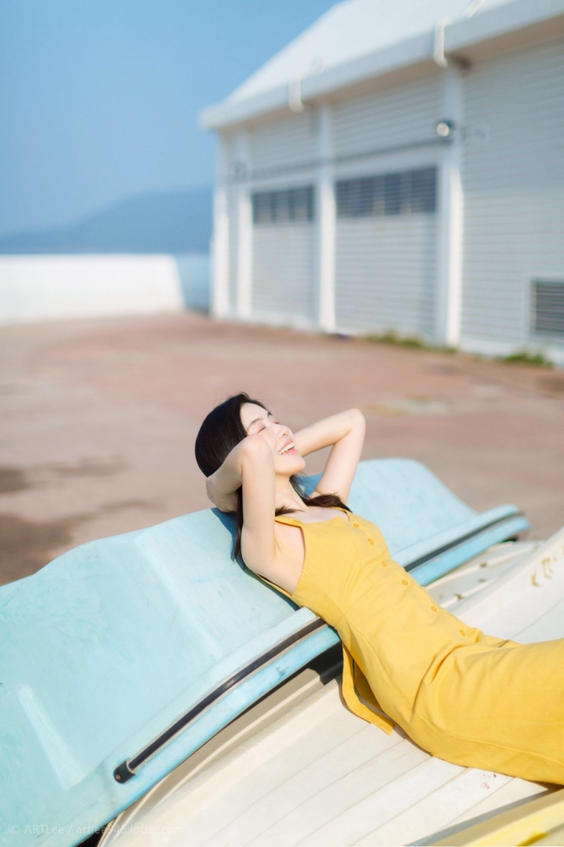 长发美眉吊带长裙白嫩肌肤写真