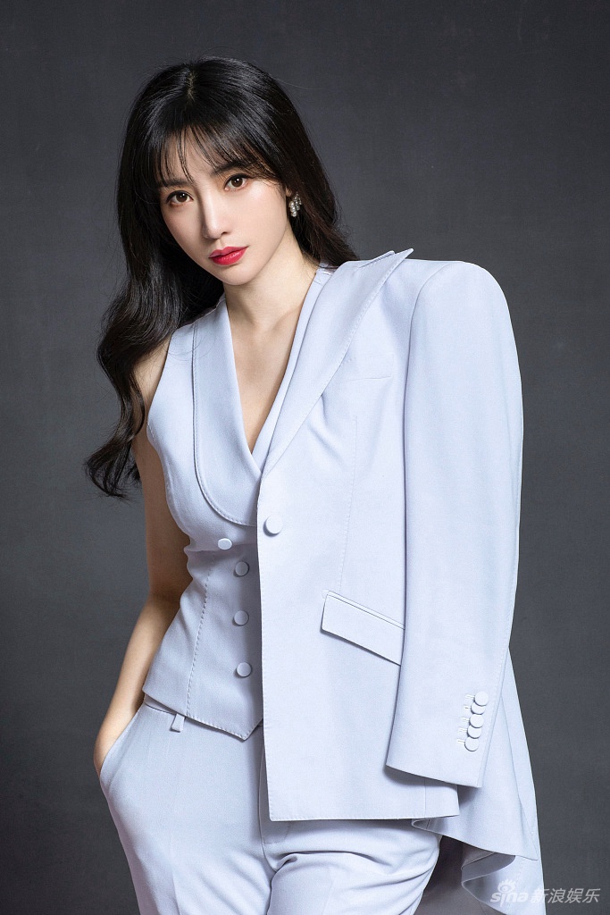 柳岩蓝色西装又美又飒写真美照