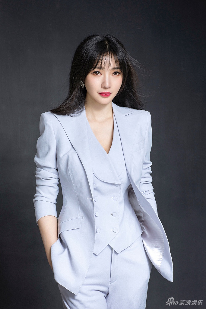 柳岩蓝色西装又美又飒写真美照