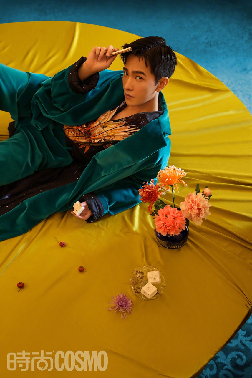 杨洋《时尚COSMO》红色西装慵懒性感大片