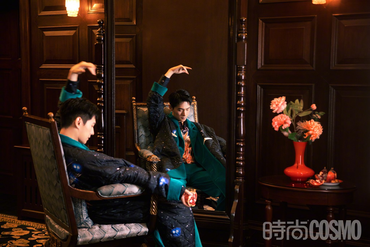 杨洋《时尚COSMO》红色西装慵懒性感大片