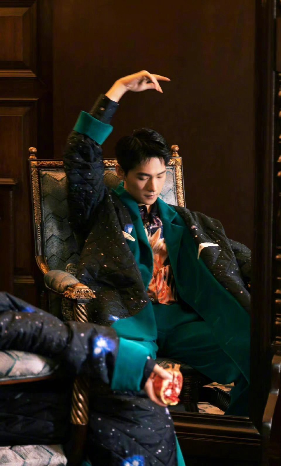 杨洋《时尚COSMO》红色西装慵懒性感大片