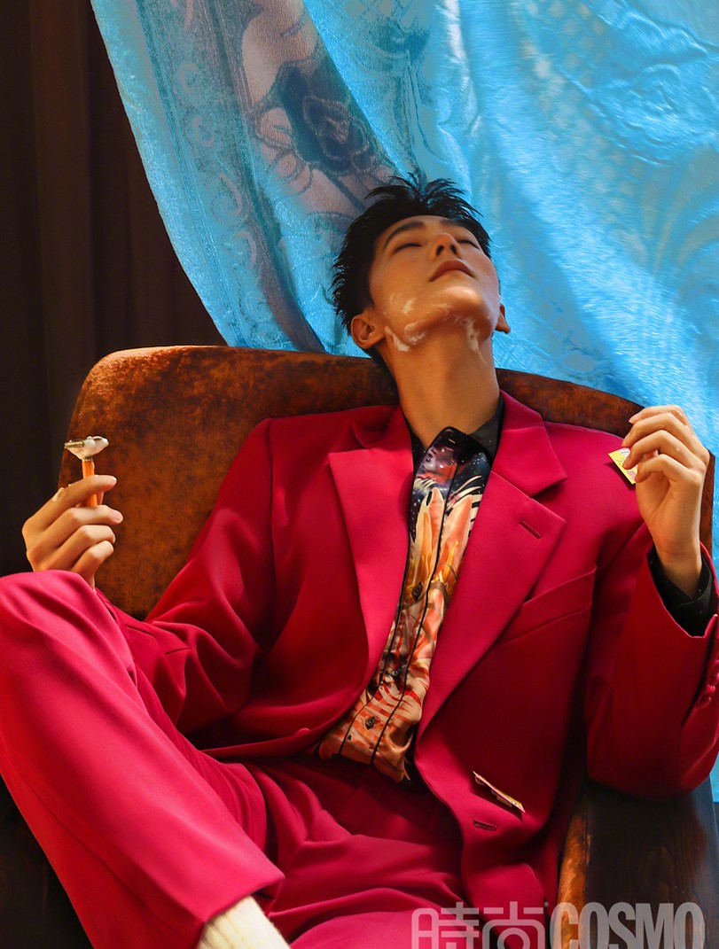 杨洋《时尚COSMO》红色西装慵懒性感大片