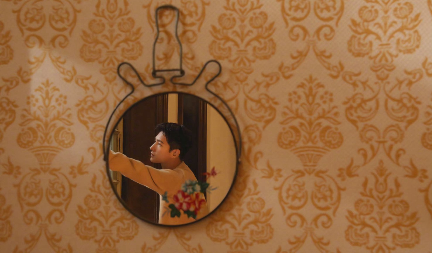 杨洋《时尚COSMO》红色西装慵懒性感大片