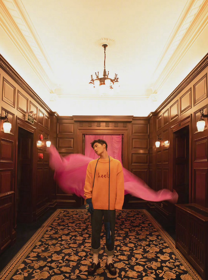 杨洋《时尚COSMO》红色西装慵懒性感大片