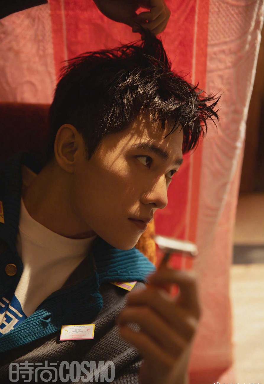 杨洋《时尚COSMO》红色西装慵懒性感大片