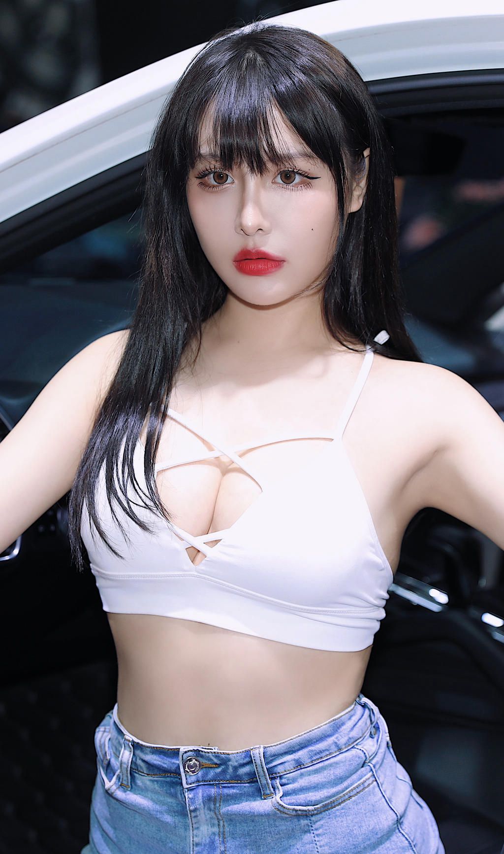 性感美女车模露脐装超短裙私拍