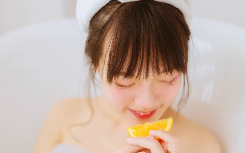 浴缸美女香肩锁骨性感撩人私拍