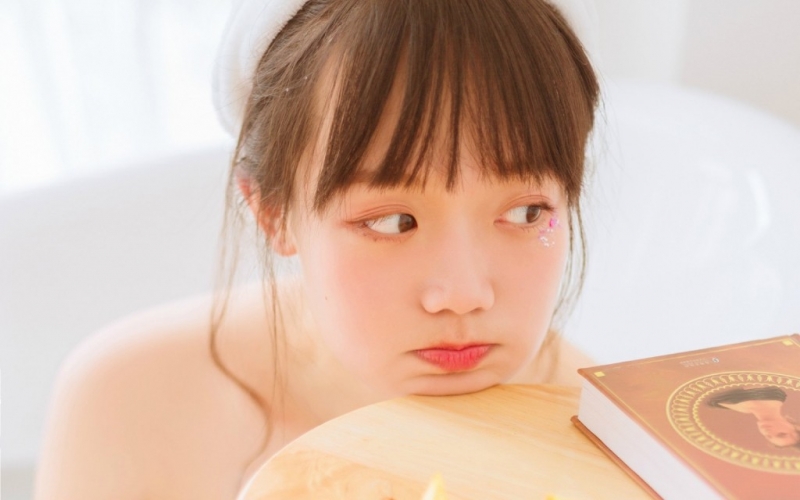 浴缸美女香肩锁骨性感撩人私拍