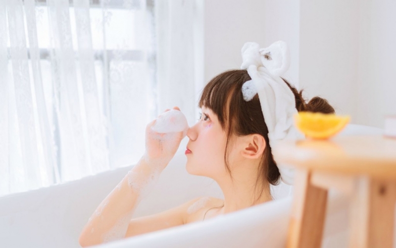 浴缸美女香肩锁骨性感撩人私拍