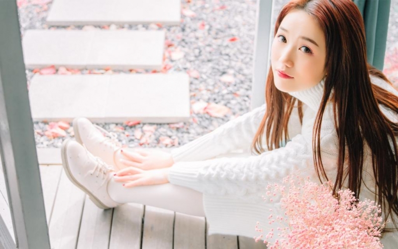 长发美女漂亮脸蛋白里透红图片