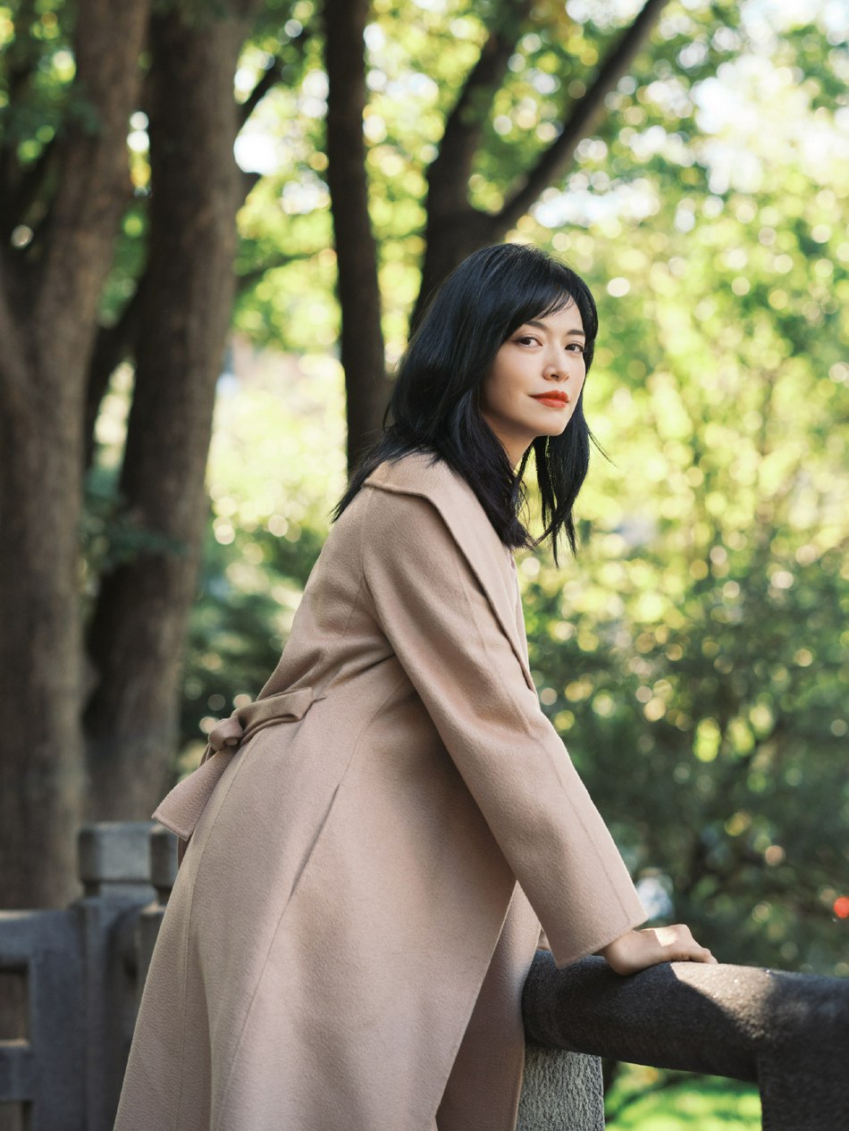 姚晨驼色毛呢大衣知性优雅写真