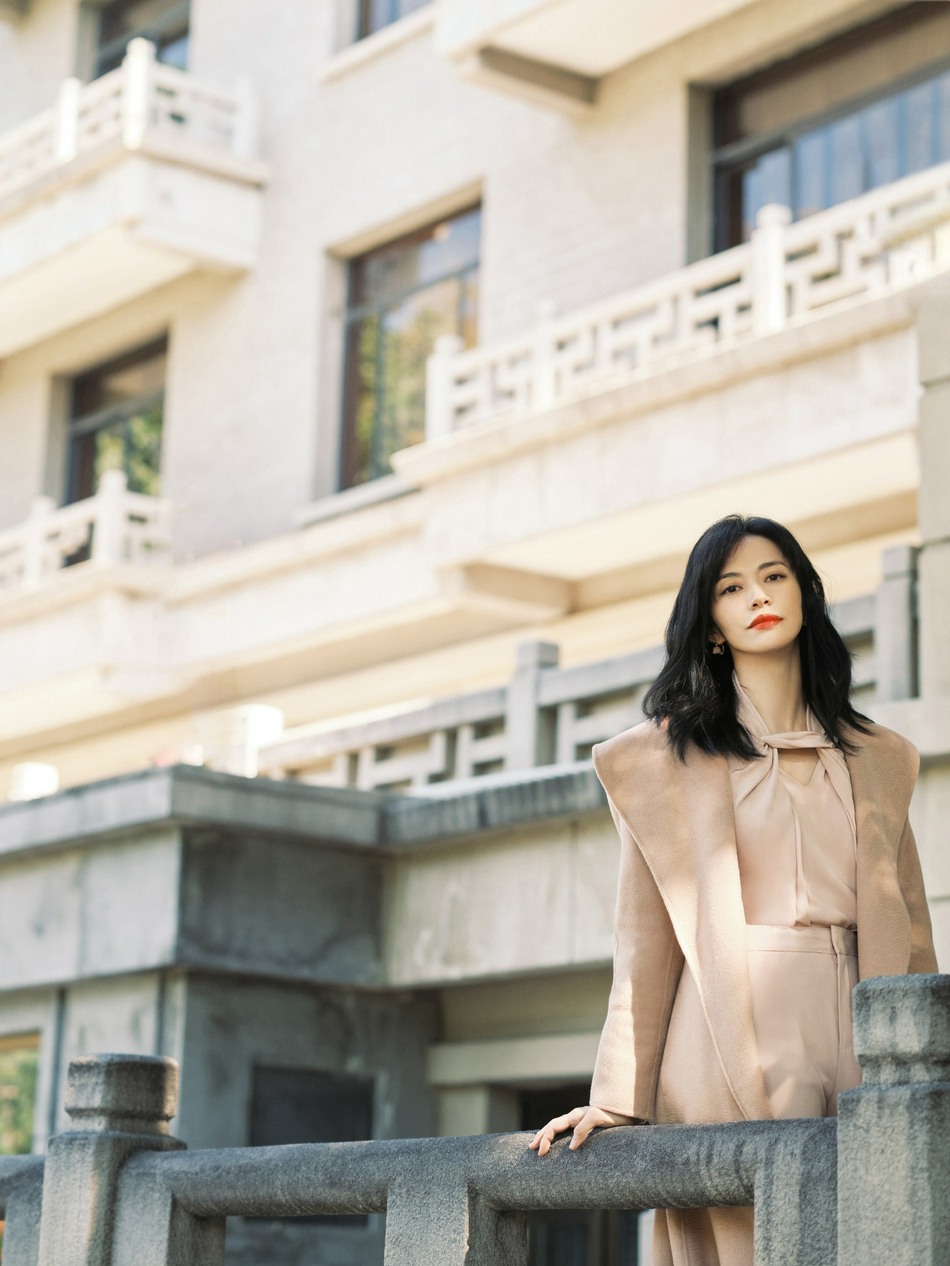 姚晨驼色毛呢大衣知性优雅写真