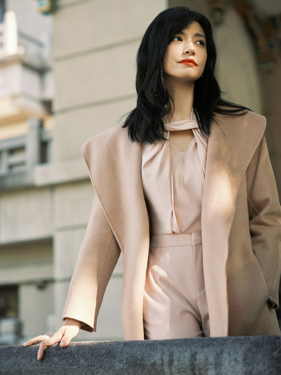 姚晨驼色毛呢大衣知性优雅写真