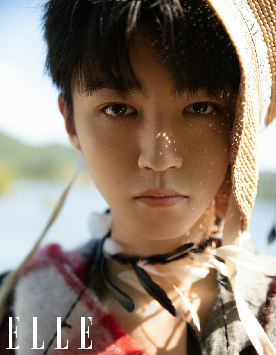 王俊凯置身于大自然潇洒恣意写真