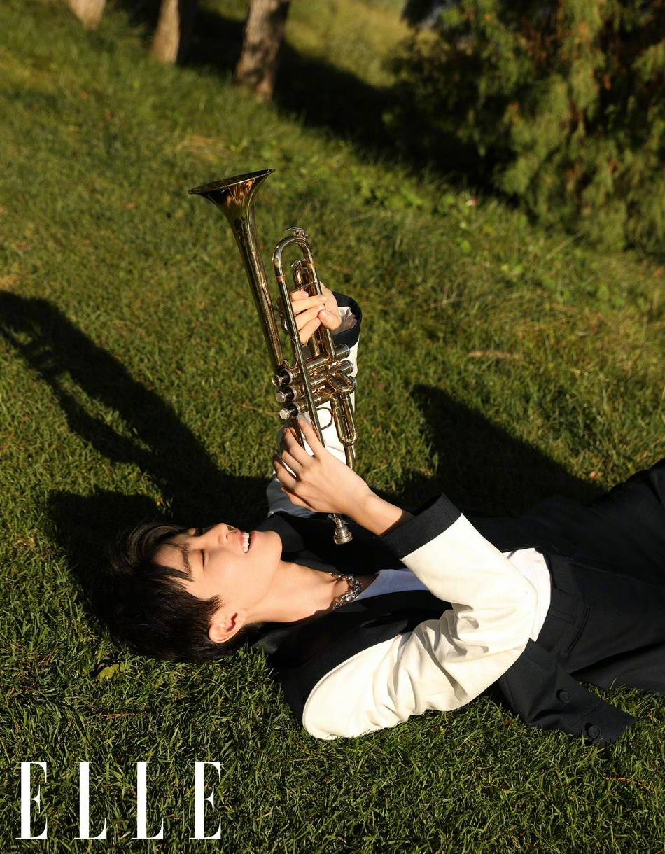 王俊凯置身于大自然潇洒恣意写真