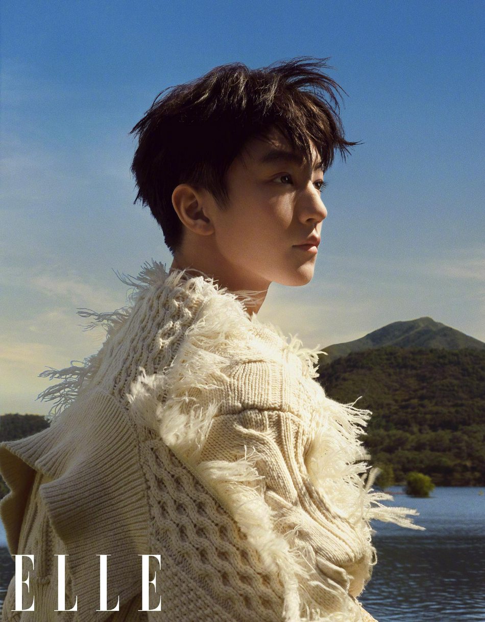 王俊凯置身于大自然潇洒恣意写真