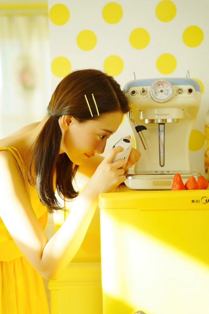 阳光下的双马尾萌妹子私房写真