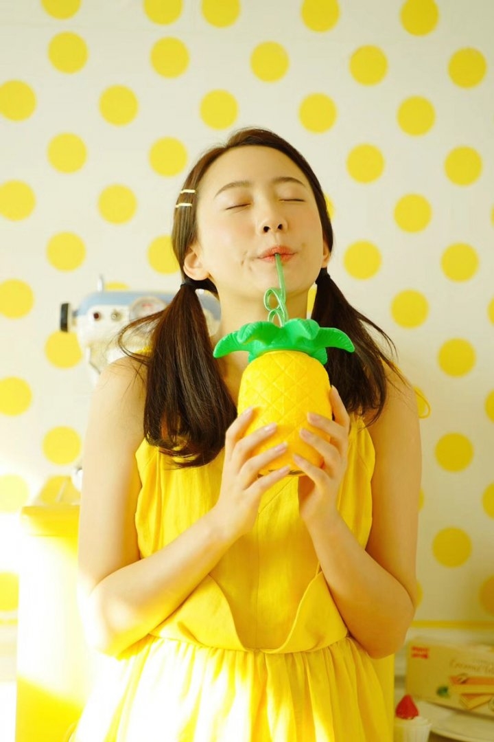 阳光下的双马尾萌妹子私房写真