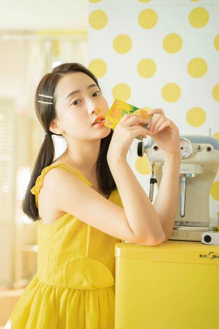 阳光下的双马尾萌妹子私房写真