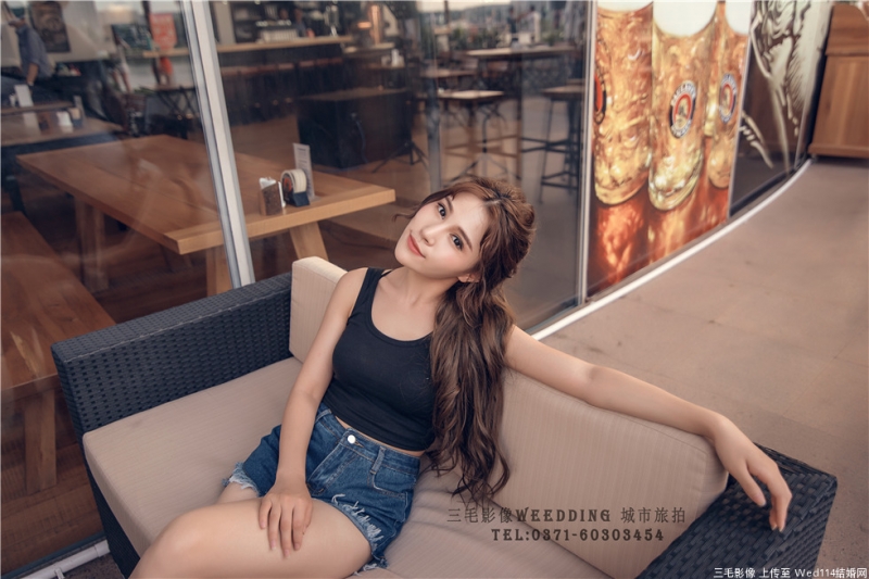 性感美女露脐装超短裤街拍美图