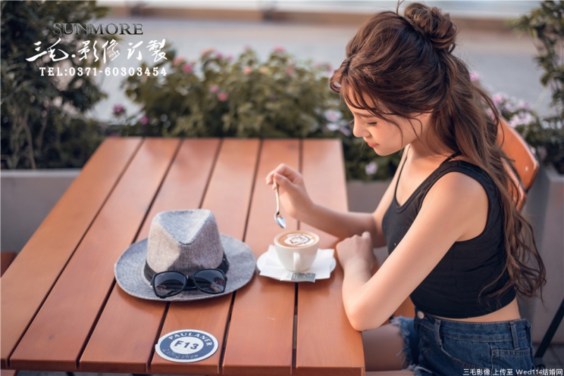 性感美女露脐装超短裤街拍美图