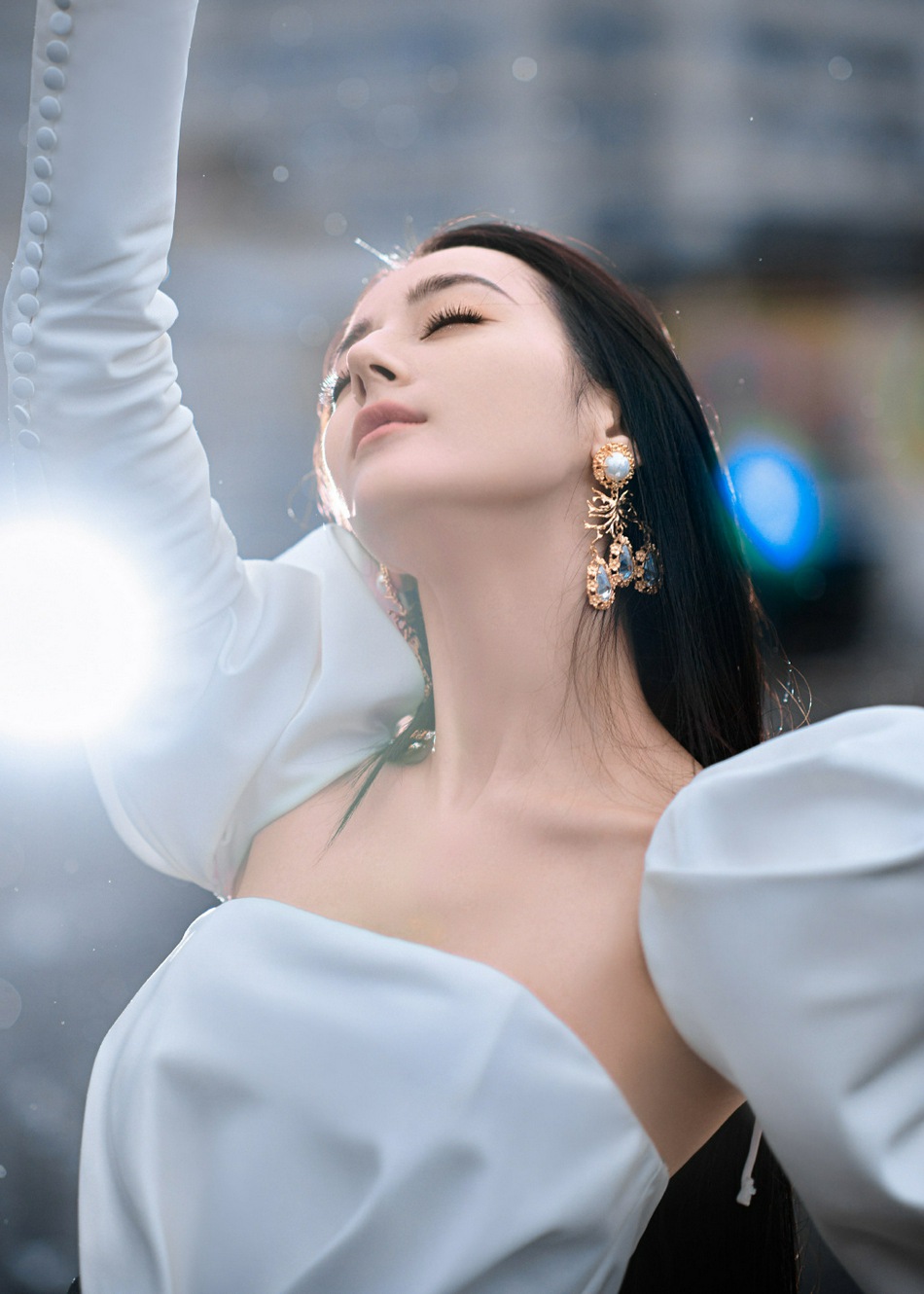 迪丽热巴撑伞漫步雨中优雅迷人