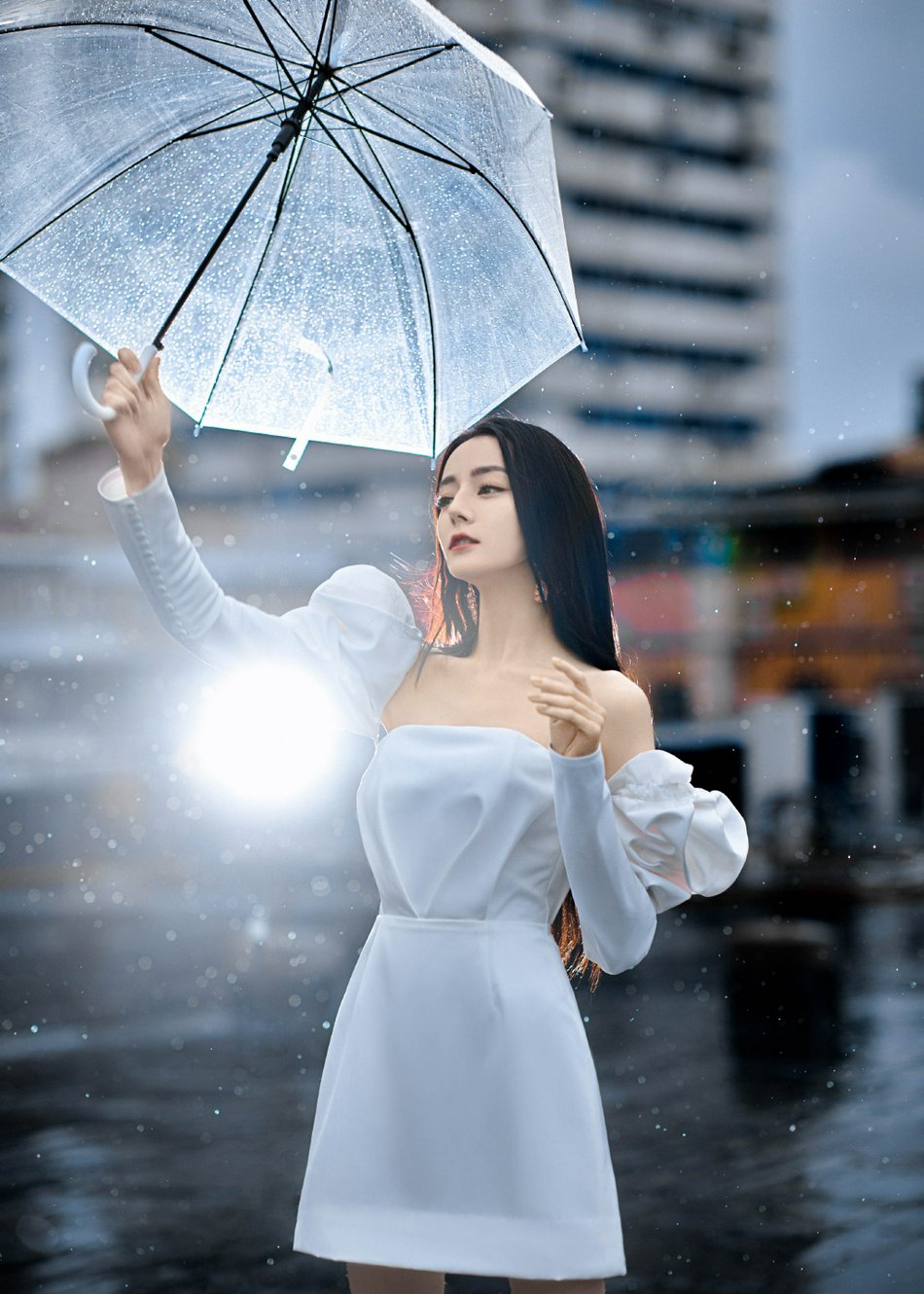 迪丽热巴撑伞漫步雨中优雅迷人