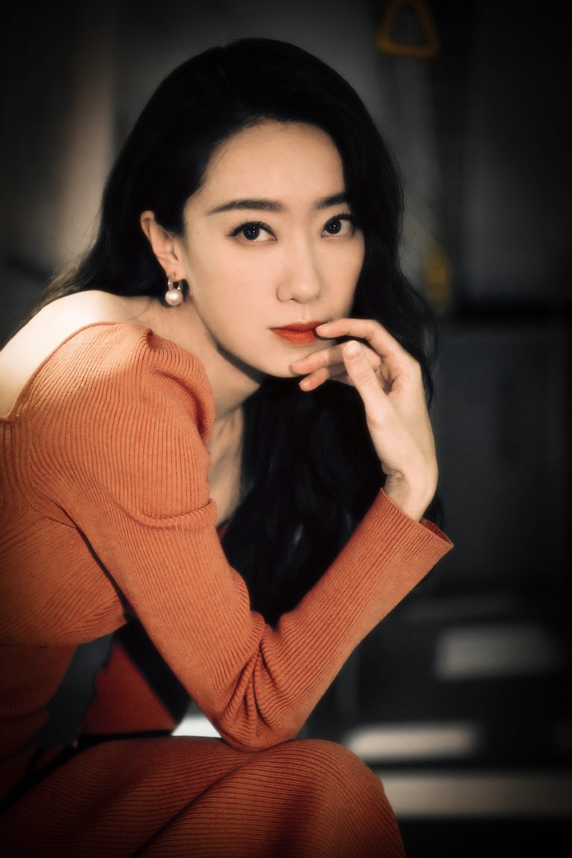 张小斐波浪长发复古港风车厢大片氛围满满