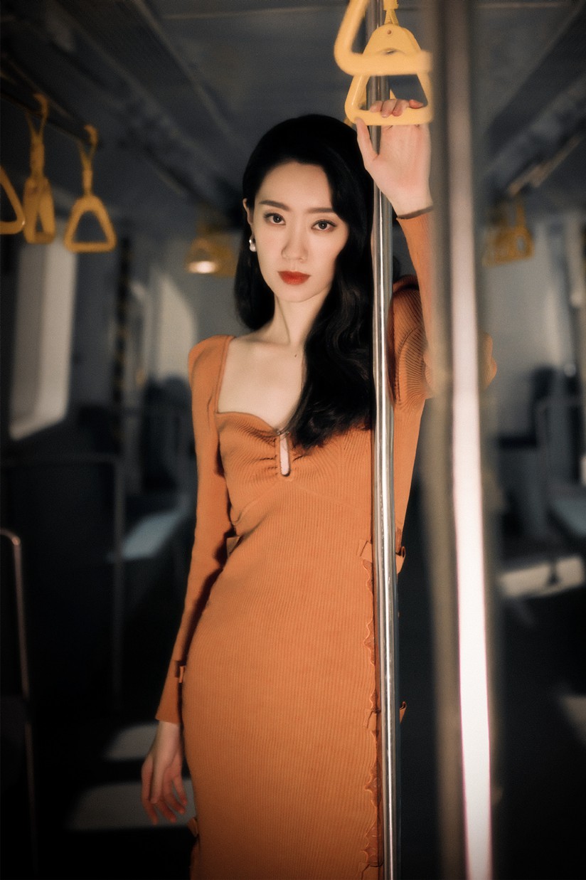 张小斐波浪长发复古港风车厢大片氛围满满