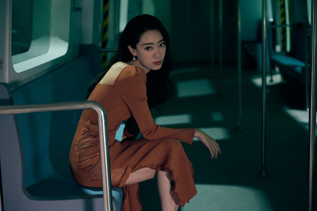 张小斐波浪长发复古港风车厢大片氛围满满