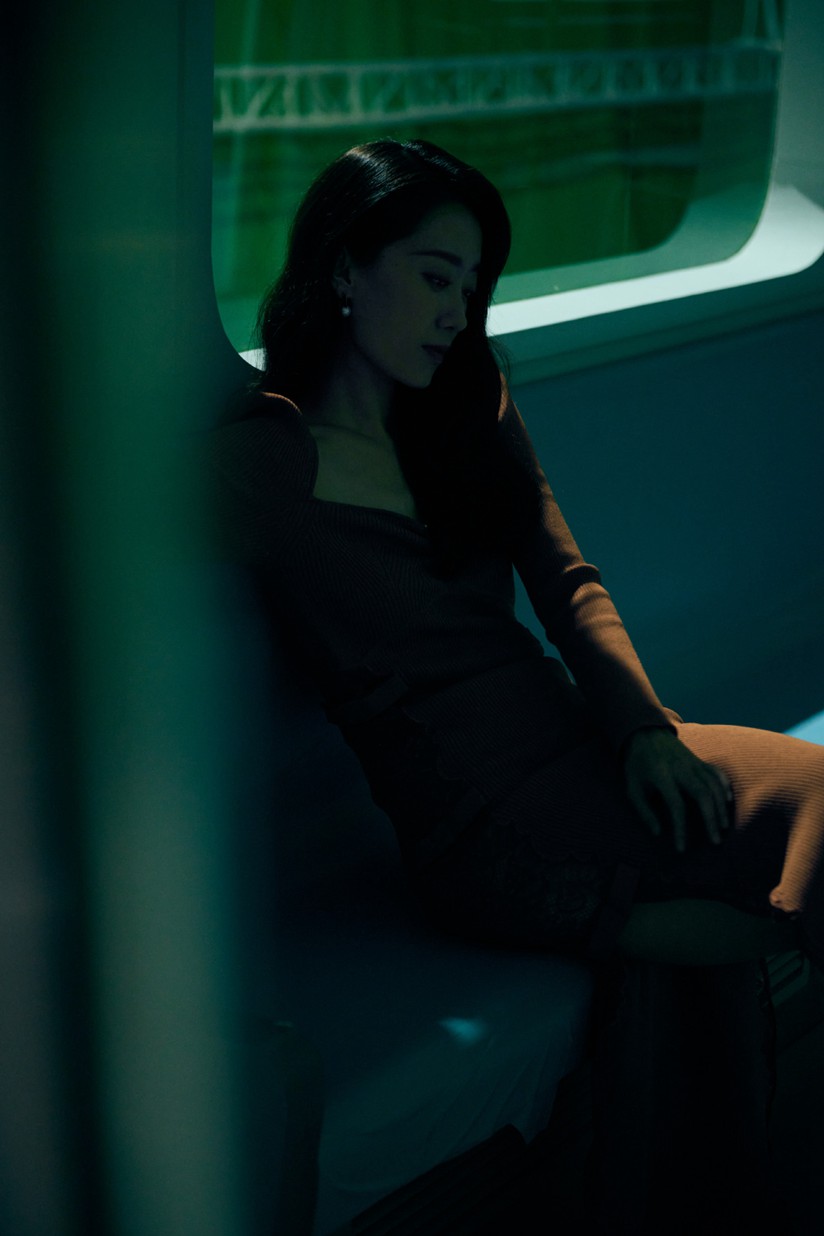 张小斐波浪长发复古港风车厢大片氛围满满